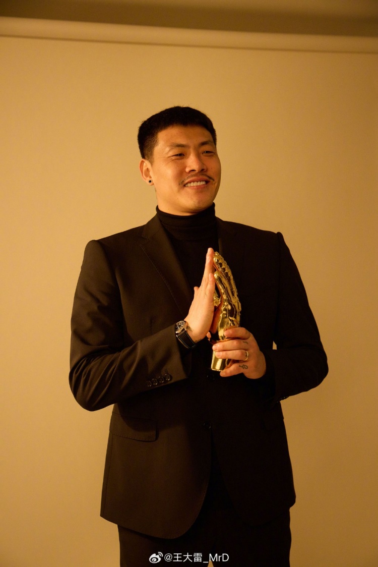  獲中國足球金手套獎，王大雷發(fā)文：既是榮譽也是鞭策自己的動力