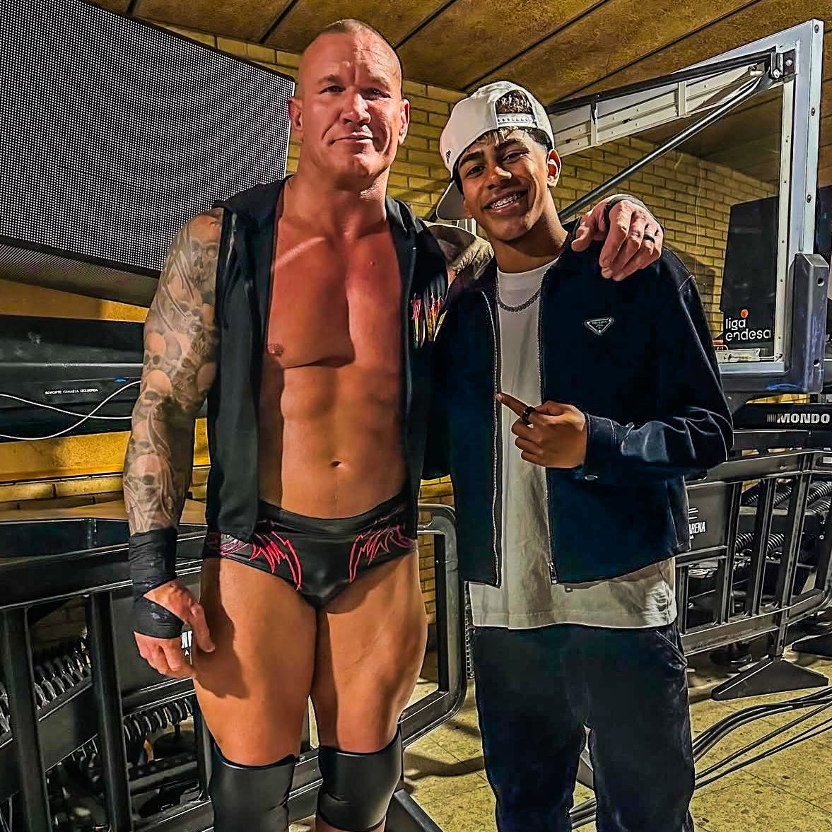  小心RKO！亞馬爾現場觀戰(zhàn)WWE，和奧爾頓、Triple H等合影