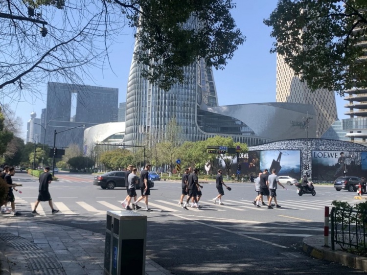  心態(tài)放松，有網(wǎng)友拍到澳大利亞隊早上在萬象城citywalk