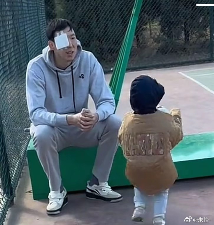 顧家好男人！記者曬出周琦手術后回歸家庭帶娃照片