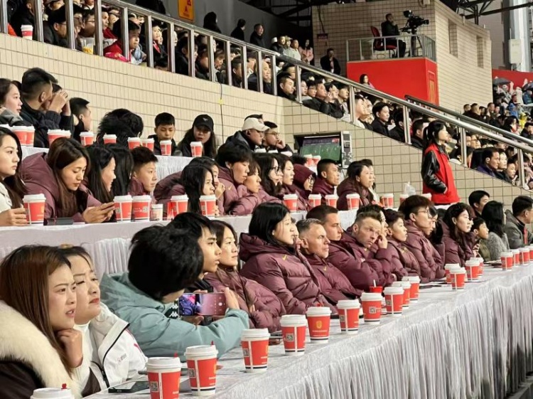  北青體育：中國女足現(xiàn)身中甲賽場，觀看重慶銅梁龍vs遼寧鐵人